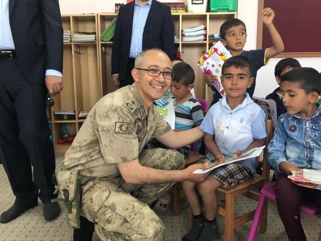 Jandarma, &ccedil;ocukların karne heyecanına ortak oldu