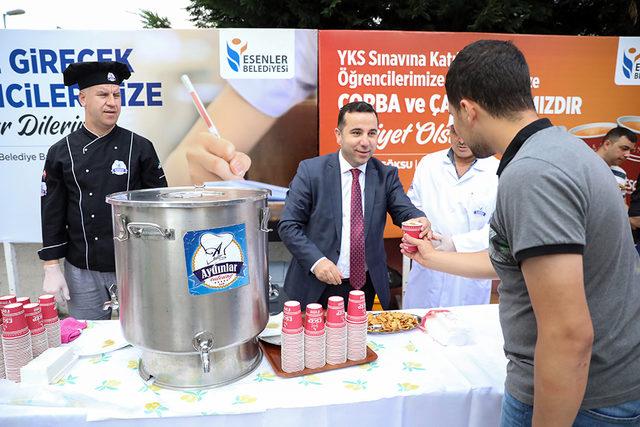 Esenler'de YKS öncesi öğrencilere çay ve çorba ikramı