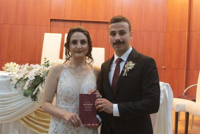 30 bin kişiyi evlendiren nikah memuru, bu kez kızının nikahını kıydı
