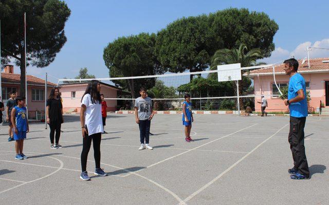 M&uuml;cahit &ouml;ğretmen, &ouml;ğrencilerine baba gibi 3