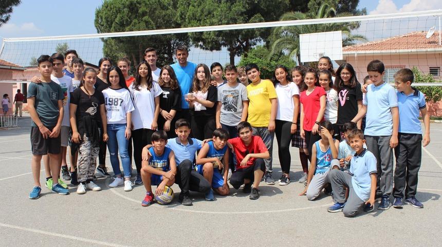 M&uuml;cahit &ouml;ğretmen, &ouml;ğrencilerine baba gibi