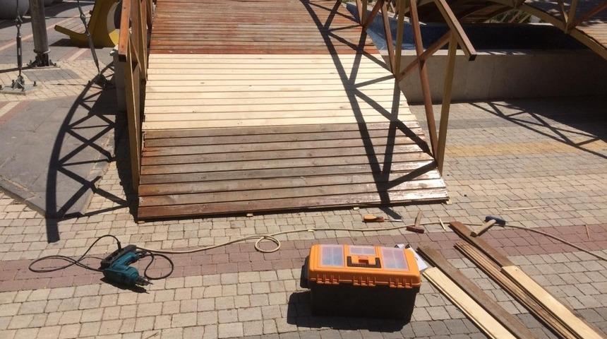 Parklar ile kavşakların, ref&uuml;jlerin bakımları yapılıyor