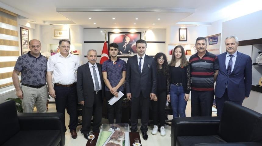 Başkan Demirtaş&rsquo;tan dereceye giren &ouml;ğrencilere altın