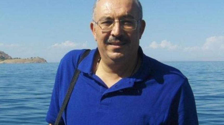 Ge&ccedil; kalan &ouml;ğrenciyi sınıfa almayan &ouml;ğretmeni tekme tokat d&ouml;vd&uuml;ler