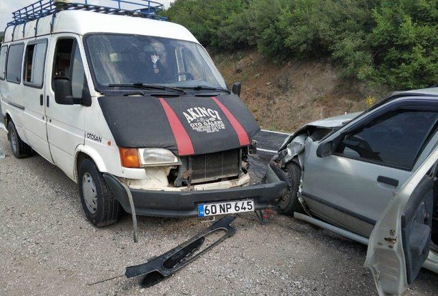 Tokat’ta otomobil ile minibüs çarpıştı: 4 yaralı