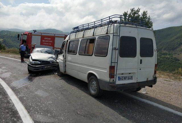 Tokat’ta otomobil ile minibüs çarpıştı: 4 yaralı