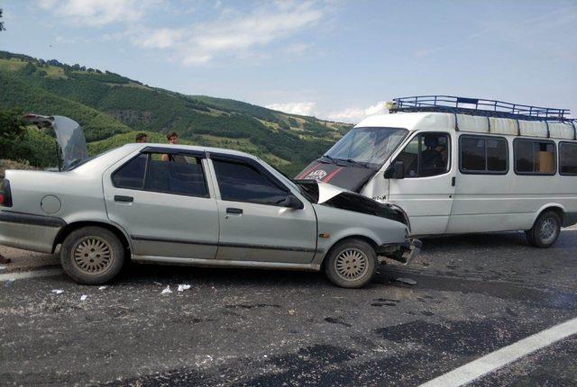 Tokat’ta otomobil ile minibüs çarpıştı: 4 yaralı