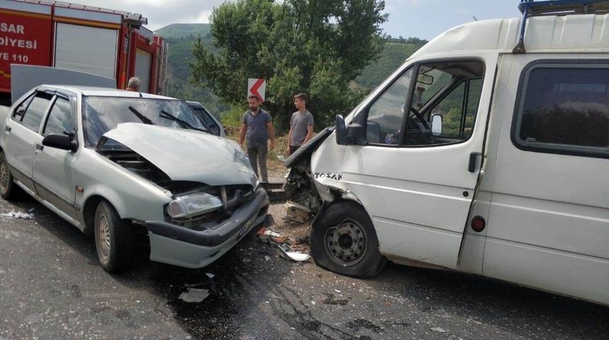 Tokat&rsquo;ta otomobil ile minib&uuml;s &ccedil;arpıştı: 4 yaralı
