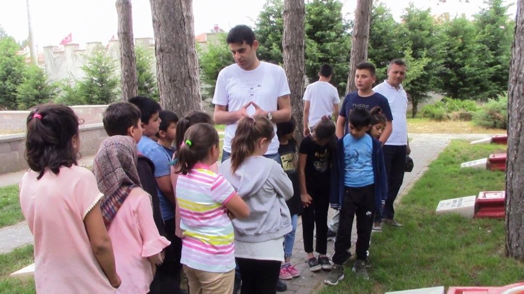 İlkokul &ouml;ğrencilerinden Dumlupınar Şehitliği&rsquo;nde duygulandıran davranış
