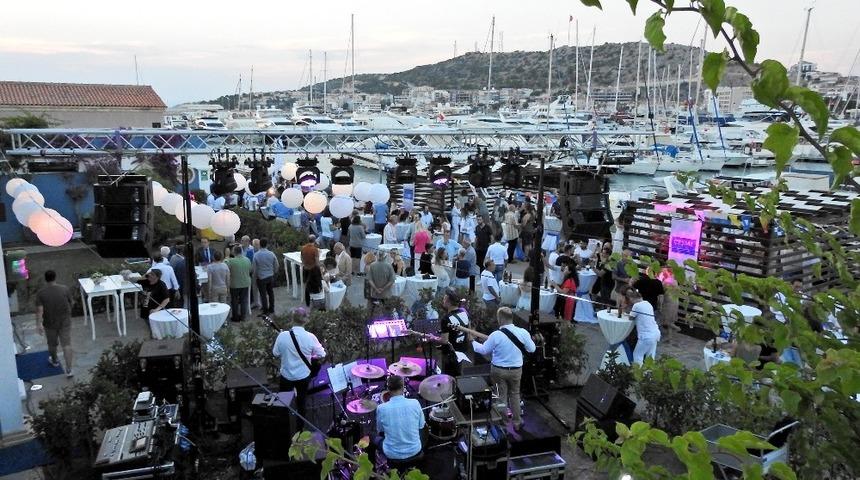 Çeşme Marina geleneksel partiyle "Yaza Merhaba" dedi