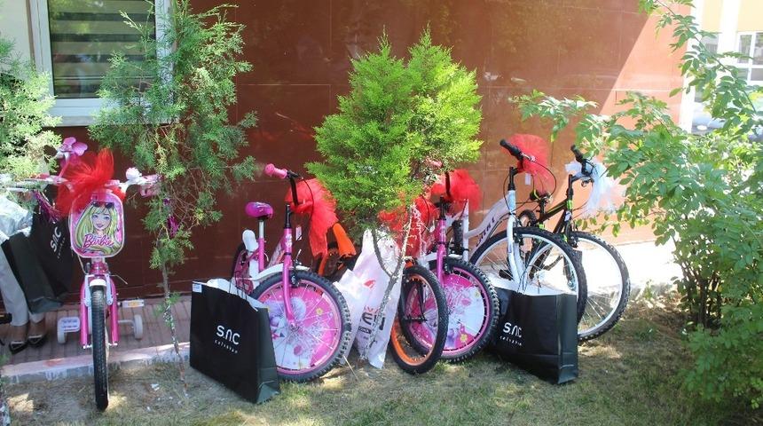 &Ouml;ks&uuml;z ve yetim &ouml;ğrencilere karne hediyesi