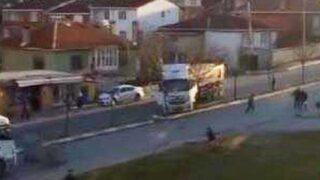 İstanbul'da şoke eden kavga! Kamyon şoförü mahallelinin üzerine sürdü