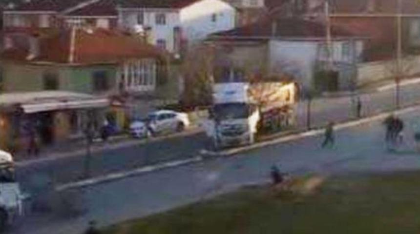 İstanbul'da şoke eden kavga! Kamyon şoförü mahallelinin üzerine sürdü
