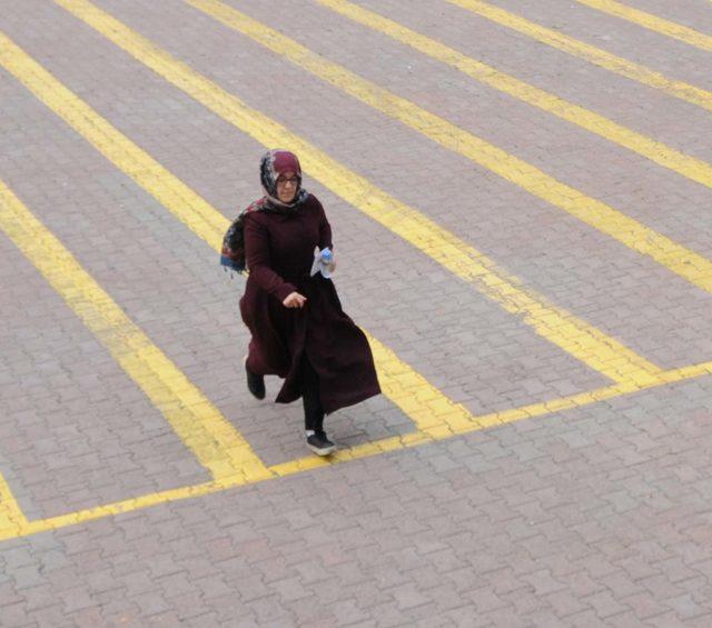 Kayseri de 1 dakika geciken öğrenci, YKS ye giremedi 1