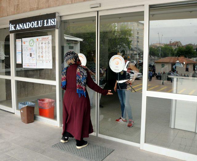 Kayseri de 1 dakika geciken öğrenci, YKS ye giremedi 2