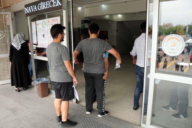 Kayseri de 1 dakika geciken öğrenci, YKS ye giremedi 3