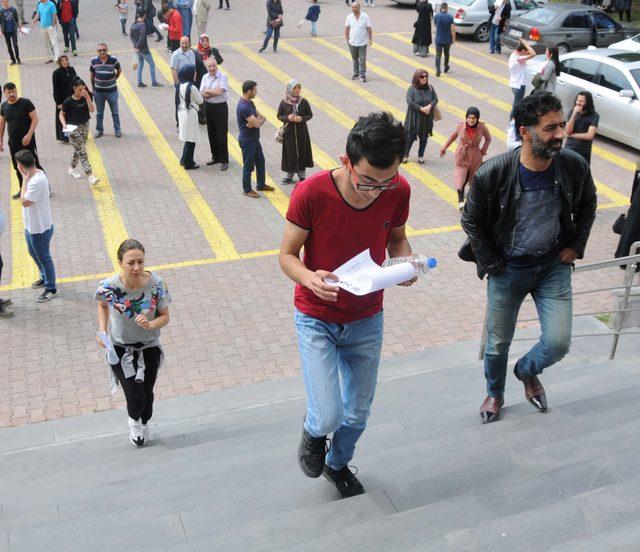 Kayseri de 1 dakika geciken &ouml;ğrenci, YKS ye giremedi 4