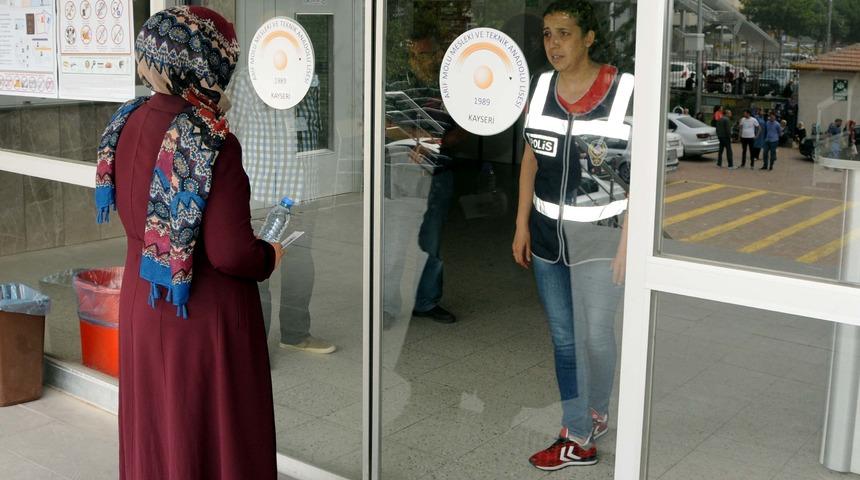 Kayseri'de 1 dakika geciken &ouml;ğrenci, YKS'ye giremedi