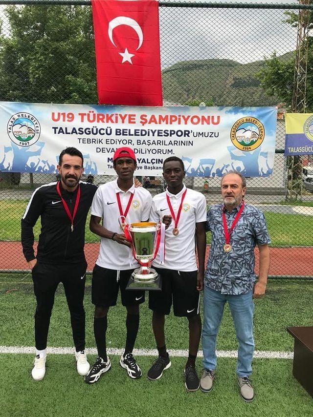 Talasgücü Belediyespor kupasına kavuştu