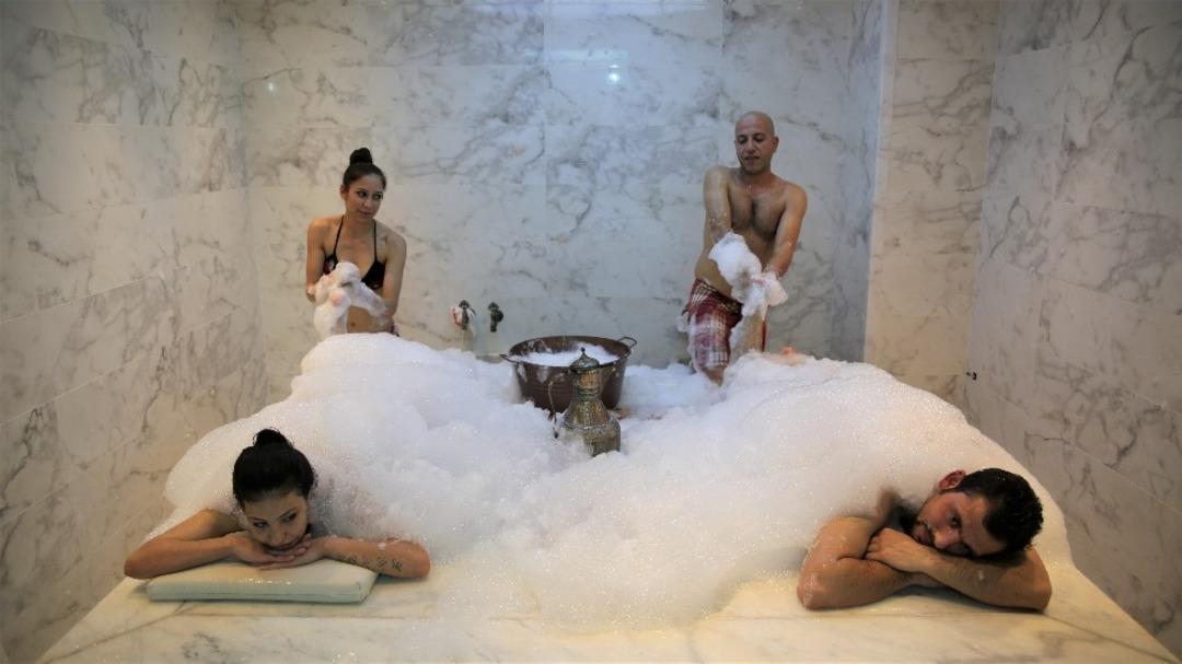 Yabancı turistlerden T&uuml;rk Hamamı&rsquo;na yoğun ilgi, bir gelen bir kez daha geliyor