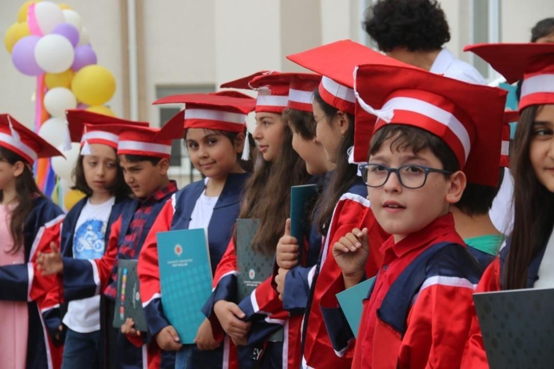 C&Uuml; vakfı okullarında karne heyecanı