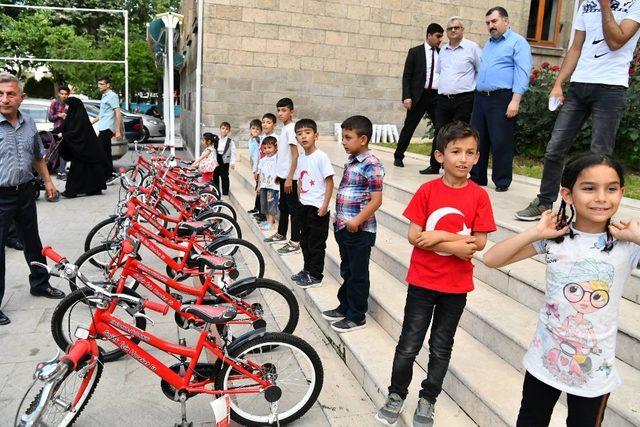 Vali’den 10 öğrenciye karne hediyesi bisiklet