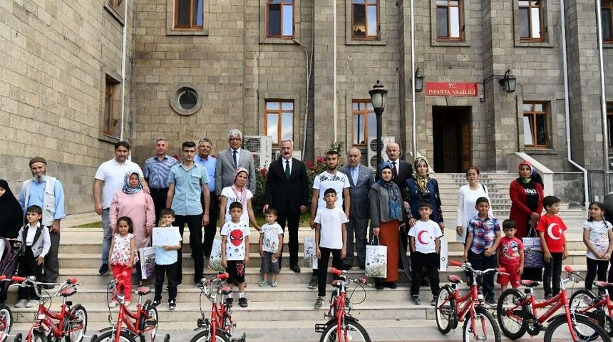 Vali’den 10 öğrenciye karne hediyesi bisiklet