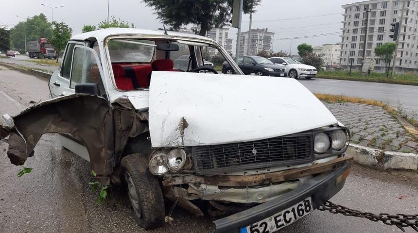 Otomobil otogarın &ccedil;evre duvarına &ccedil;arptı: 1 yaralı