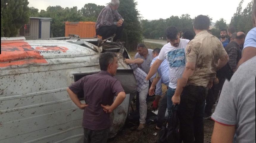 Banka nakil aracı devrildi: 2 yaralı