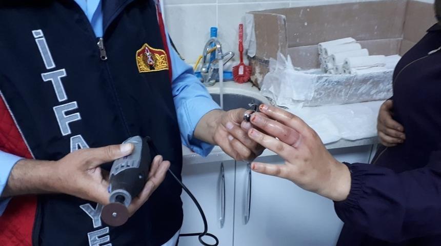 Parmağına y&uuml;z&uuml;k sıkışan vatandaşın imdadına itfaiye ekipleri koştu