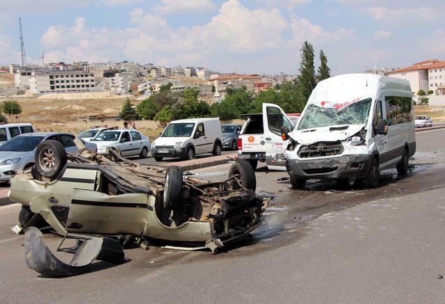 Gaziantep'te otomobil ile minibüs çarpıştı: 2 yaralı