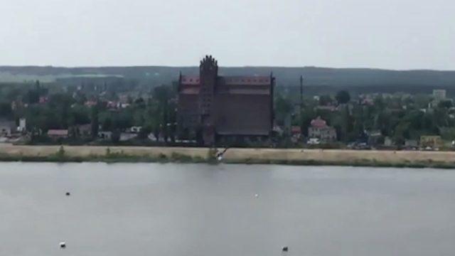 Polonya'da uçak, gösteri sırasında nehre düştü