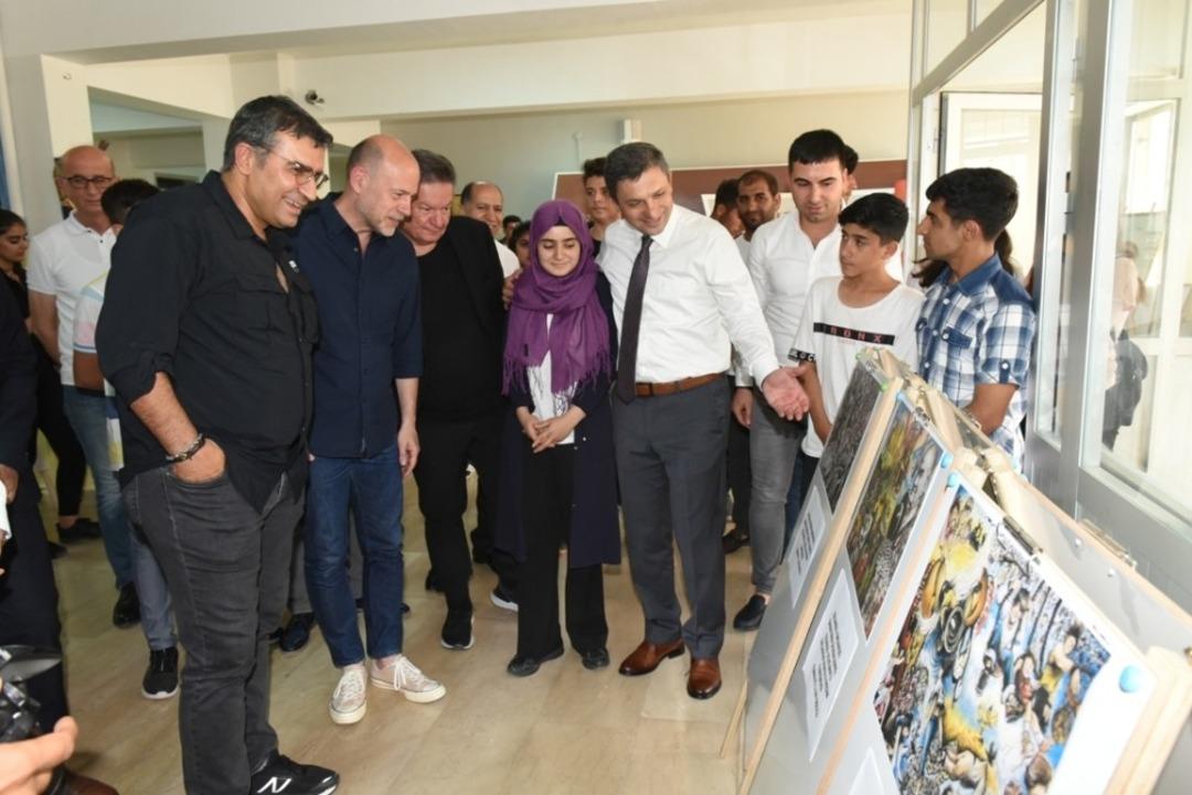 &Uuml;nl&uuml; ressam, &ouml;ğrencilerin resimlerini g&ouml;r&uuml;nce şaşkınlığını gizleyemedi