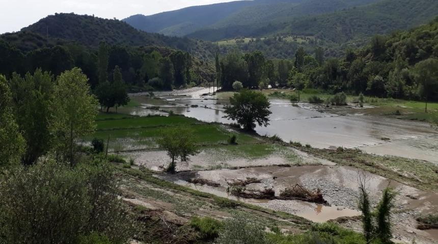 Boyabat&rsquo;ta sel &ccedil;eltik tarlalarını vurdu
