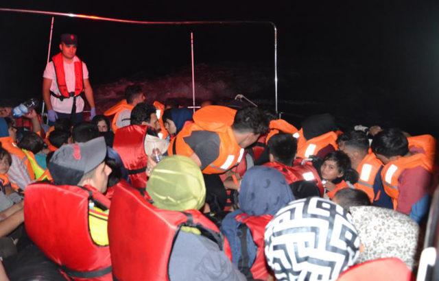 Ayvalık'ta 85 kaçak göçmen ile 1 organizatör yakalandı