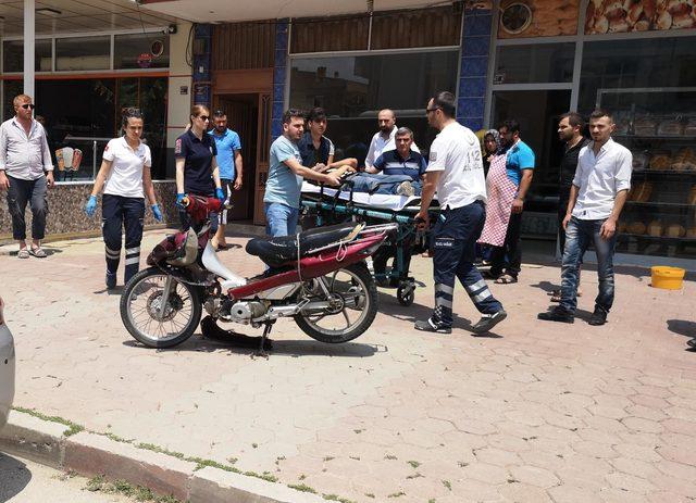 Yaralı motosiklet sürücüsünün başının altına yastık koydular