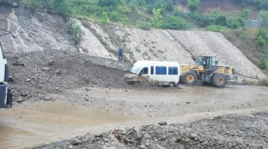 Etkili yağış heyelana neden oldu