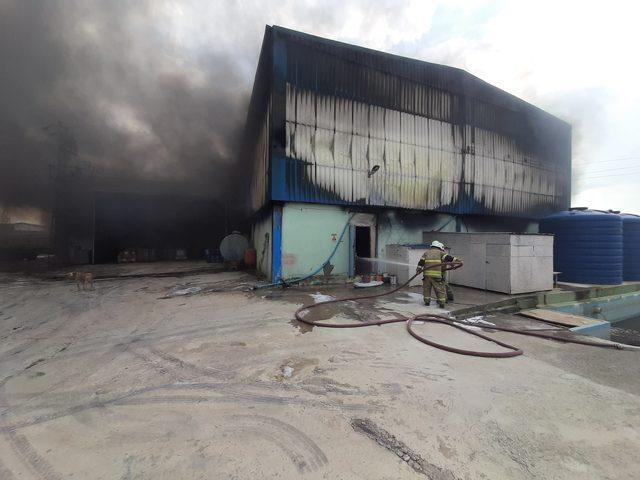 Torbalı'da geri dönüşüm fabrikasında yangın