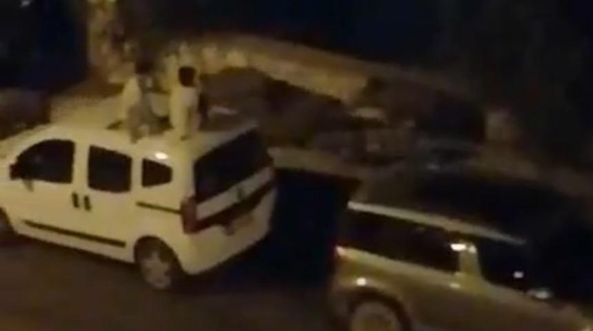 Domuz sürüsü şehre indi, korkan çocuklar araçların üzerine çıktı