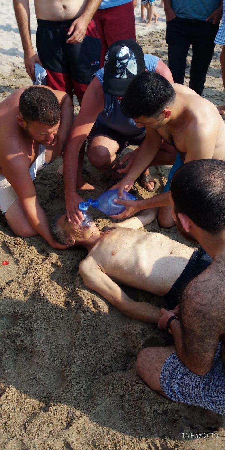 Denizde boğulma tehlikesi geçiren kişi, ambulansta hayata döndürüldü