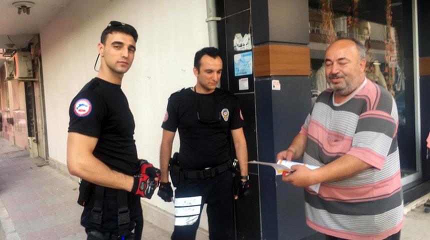 Düşürülen karne ve onur belgesini bulan polis, öğrencinin evine teslim etti