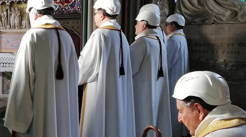 Notre Damme’deki yangın sonrası kasklarla ayin!