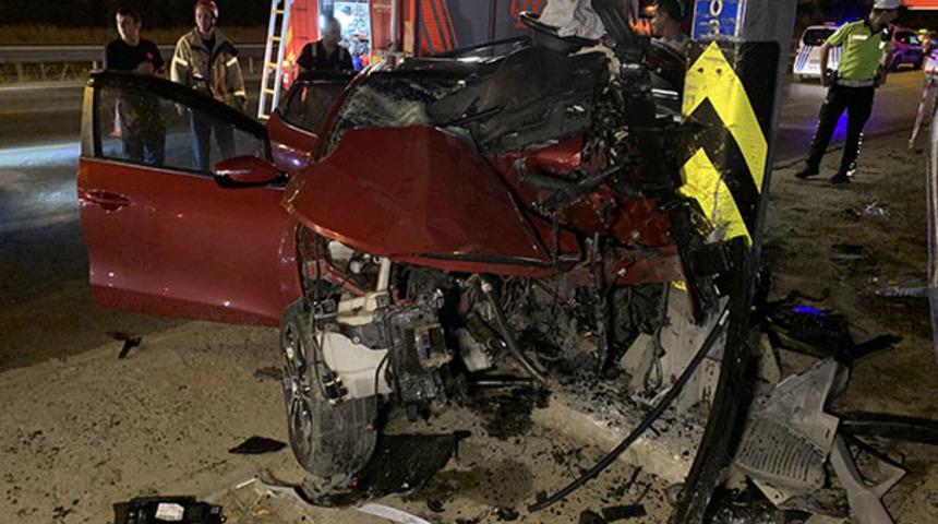 Gece yarısı feci kaza! Otomobil hurdaya d&ouml;nd&uuml;!