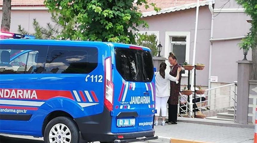 Ellerinden ka&ccedil;ıp &ccedil;obana sığınmıştı! Hollandalı turiste kabusu yaşatan 2 Afgan tutuklandı