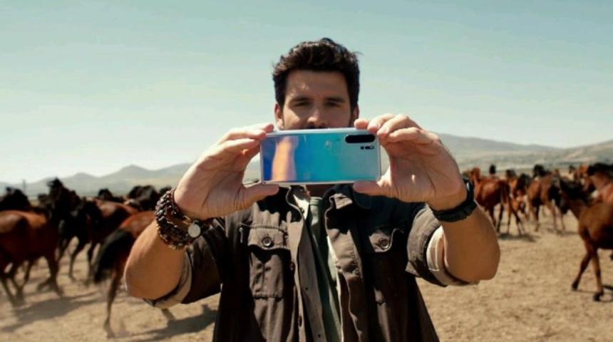 Huawei cep telefonlarında gizli reklam yapıyor