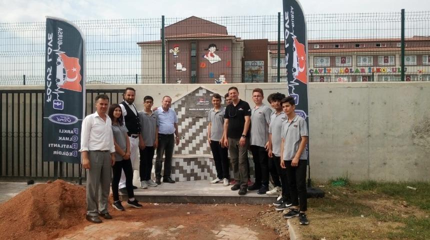 Okulun bahçesine öğrenciler için hayrat yaptırdılar