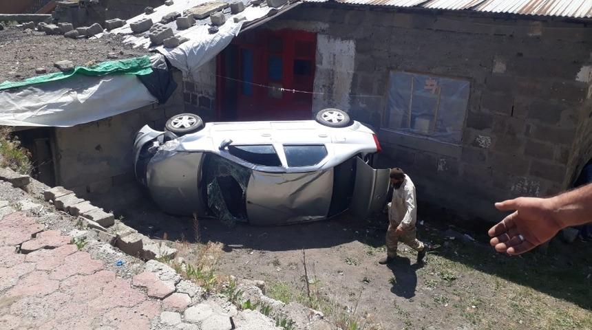 Ağrı’da otomobil 10 metre yükseklikten bahçeye uçtu