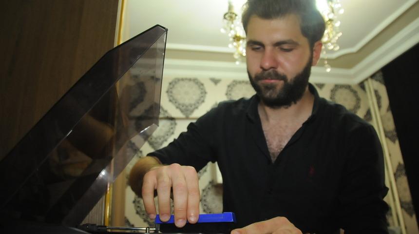 Otomobil teklifine rağmen plaklarını satmıyor: Hazineden daha değerli