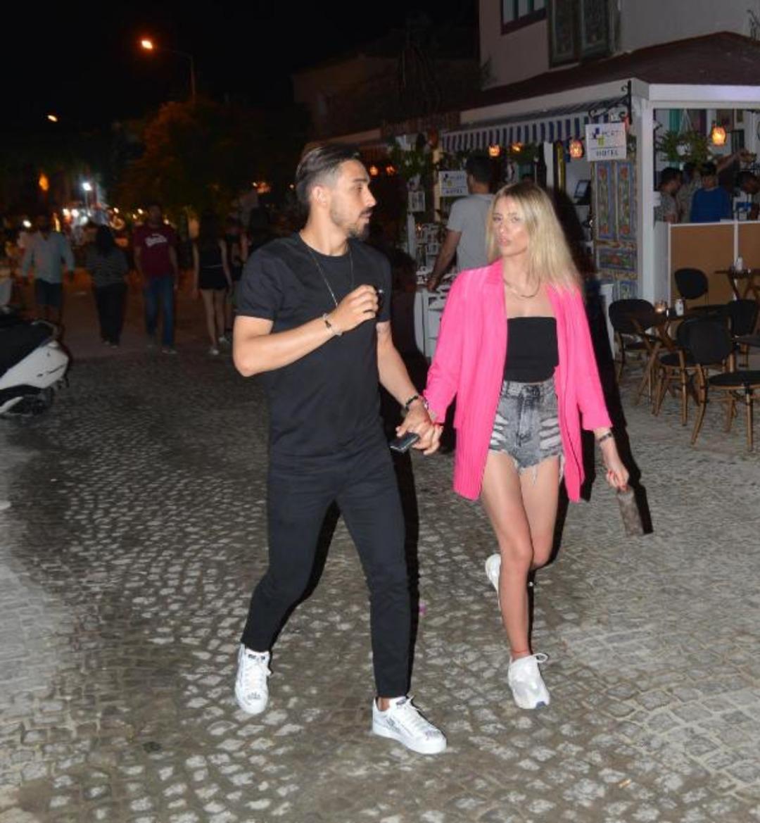 Milli futbolcu İrfan Can Kahveci kız arkadaşı ile &Ccedil;eşme'de