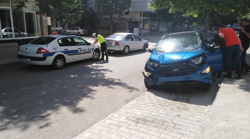 İki otomobil &ccedil;arpıştı: 2 Yaralı